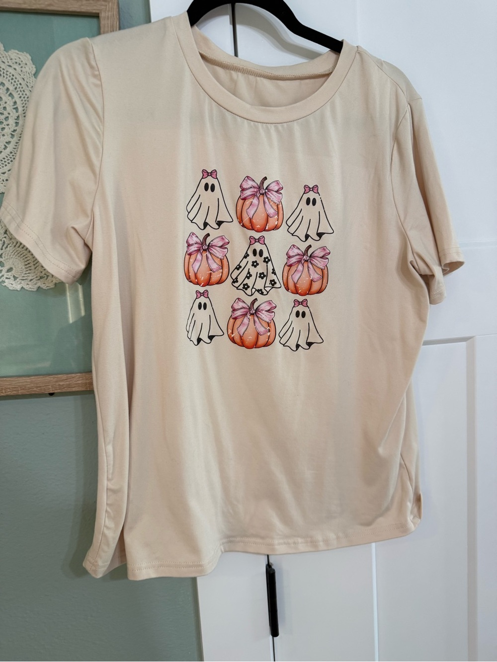 Women's Cream Short Sleeve Halloween Graphic Tee with Ghosts & Pumpkins